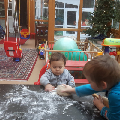 wir kneten Teig wir kneten Teig